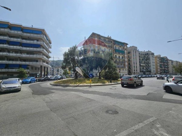 negozio in vendita a Salerno in zona Calcedonia