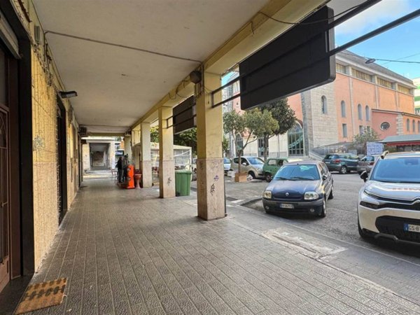 negozio in vendita a Salerno in zona Pastena