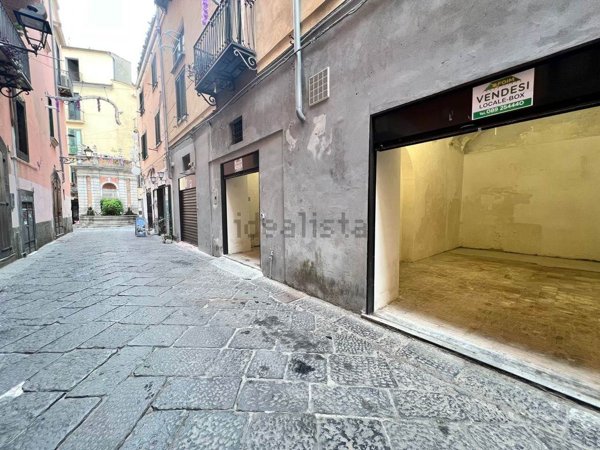 locale commerciale in vendita a Salerno in zona Centro Città