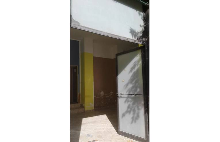 locale commerciale in vendita a Salerno in zona Centro Città