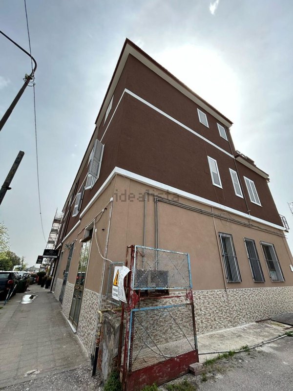 locale commerciale in vendita a Salerno in zona Zona Industriale