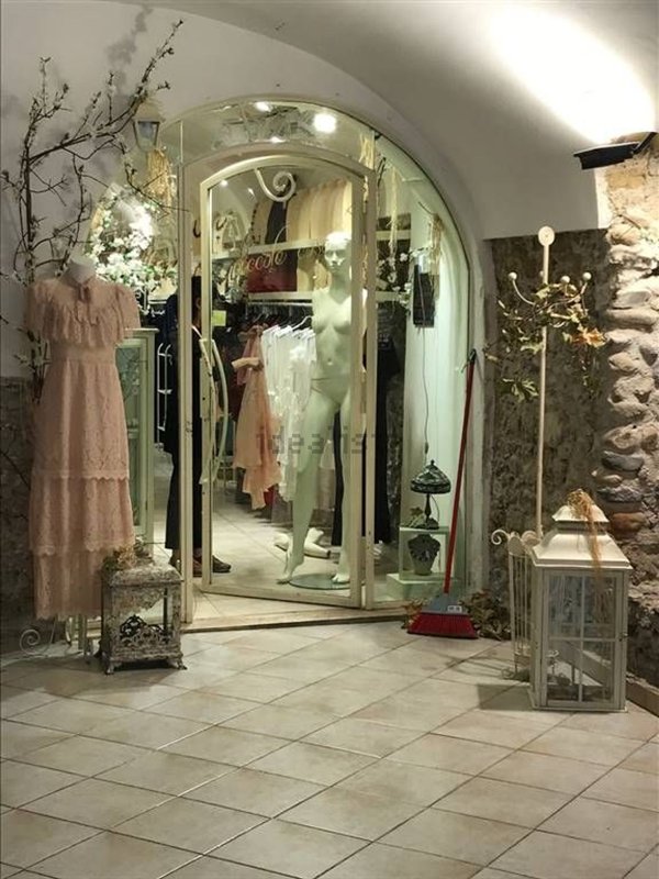 locale commerciale in vendita a Salerno in zona Mercatello