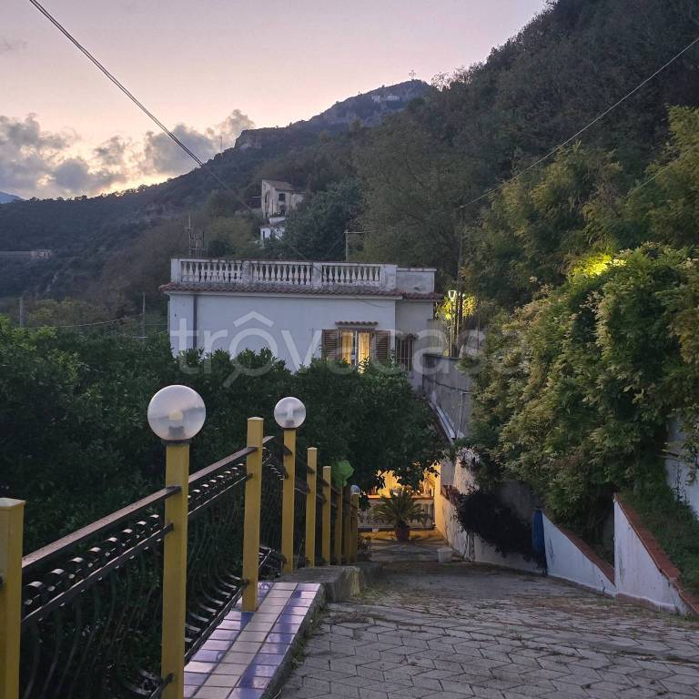 casa indipendente in vendita a Salerno in zona Centro Città
