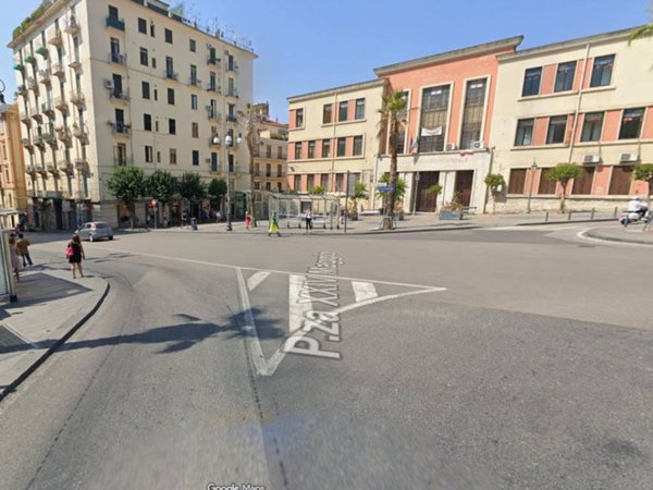 negozio in vendita a Salerno in zona Centro Città