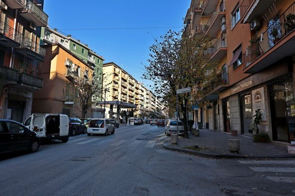 locale commerciale in vendita a Salerno