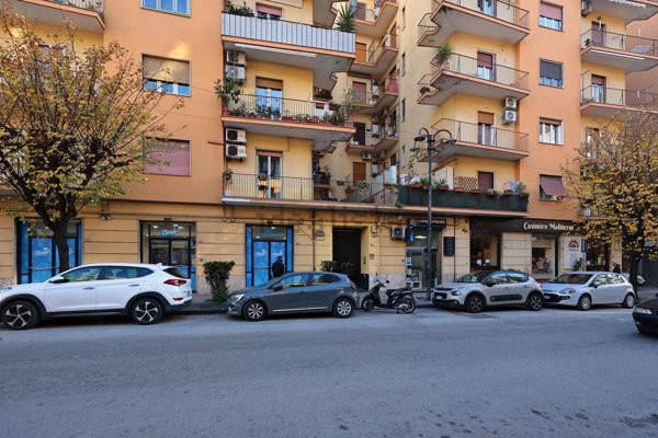 locale commerciale in vendita a Salerno in zona Gelsi Rossi