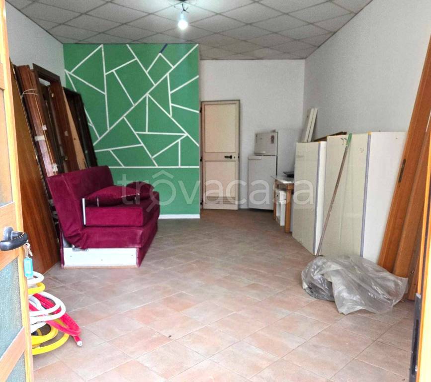 locale commerciale in vendita a Salerno in zona Brignano / Piezzo