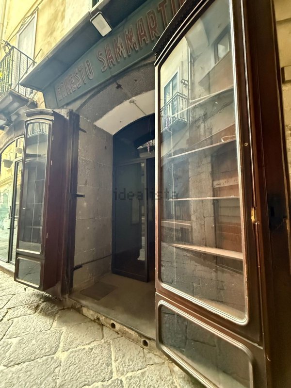 locale commerciale in vendita a Salerno in zona Centro Città