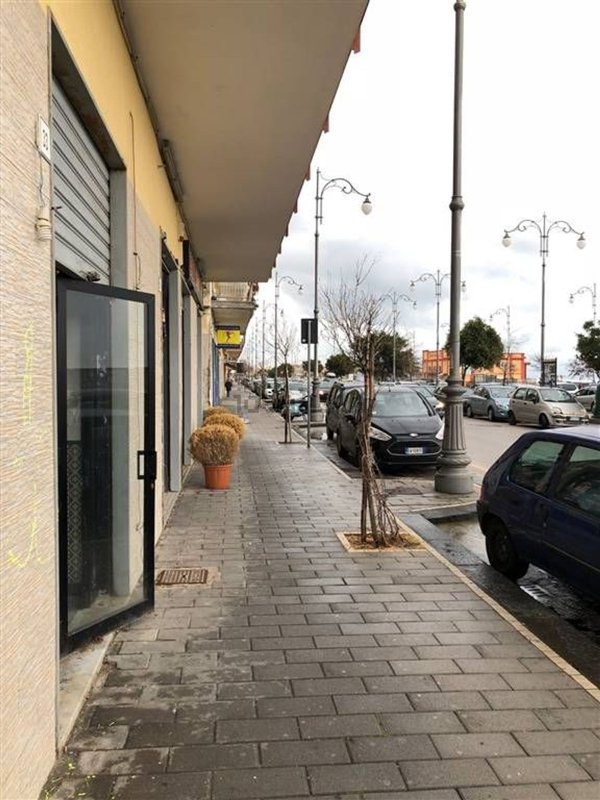 locale commerciale in vendita a Salerno in zona Mercatello