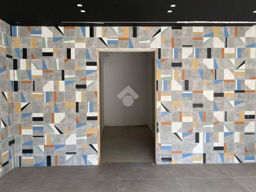 negozio in vendita a Salerno in zona Pastena