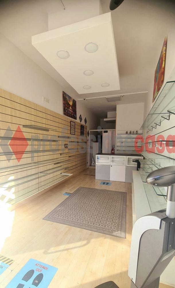 negozio in vendita a Salerno in zona Torrione