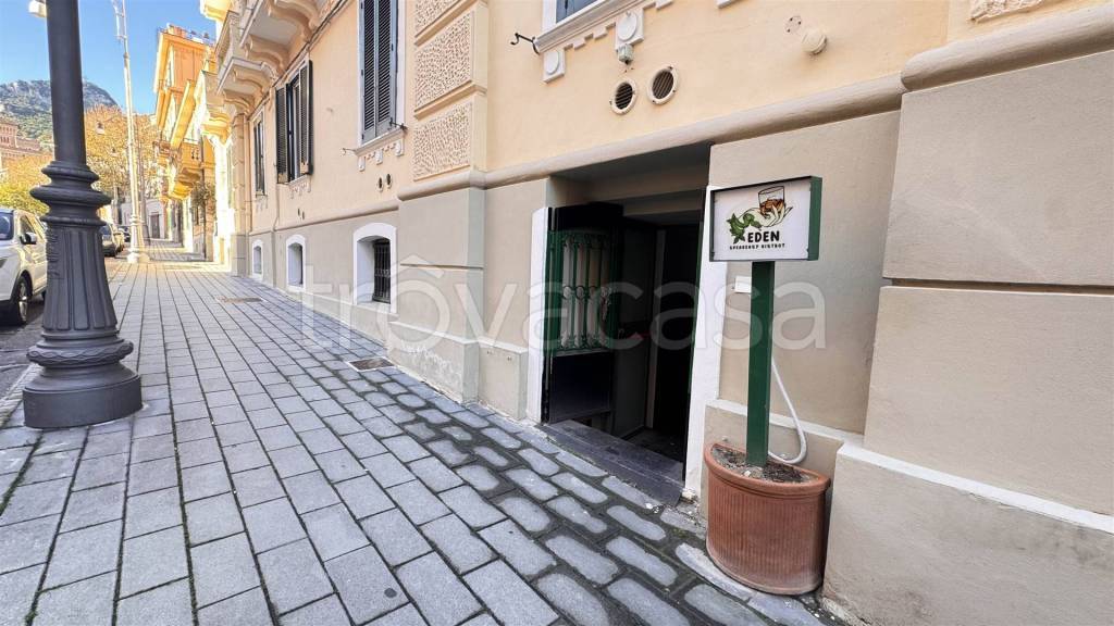 negozio in vendita a Salerno in zona Centro Città