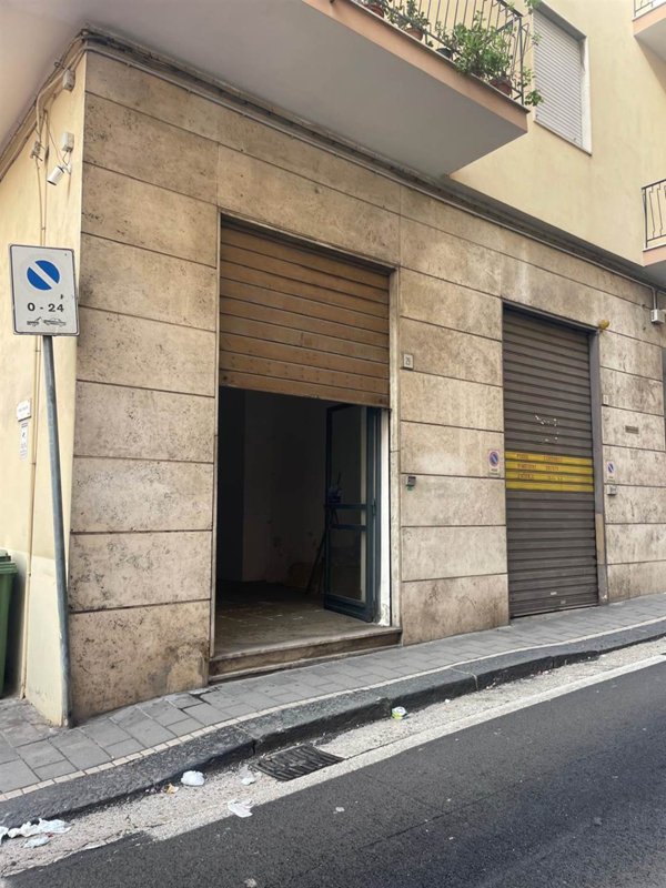 negozio in vendita a Salerno in zona Arce-Vernieri