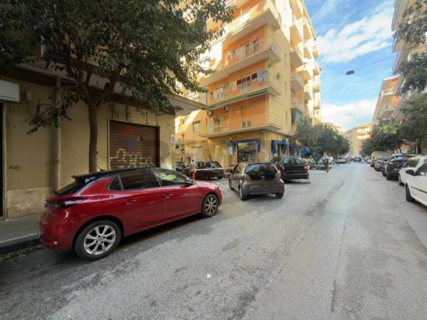 negozio in vendita a Salerno in zona Pastena