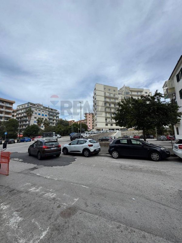 negozio in vendita a Salerno in zona Calcedonia