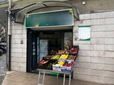 negozio in vendita a Salerno in zona Calcedonia