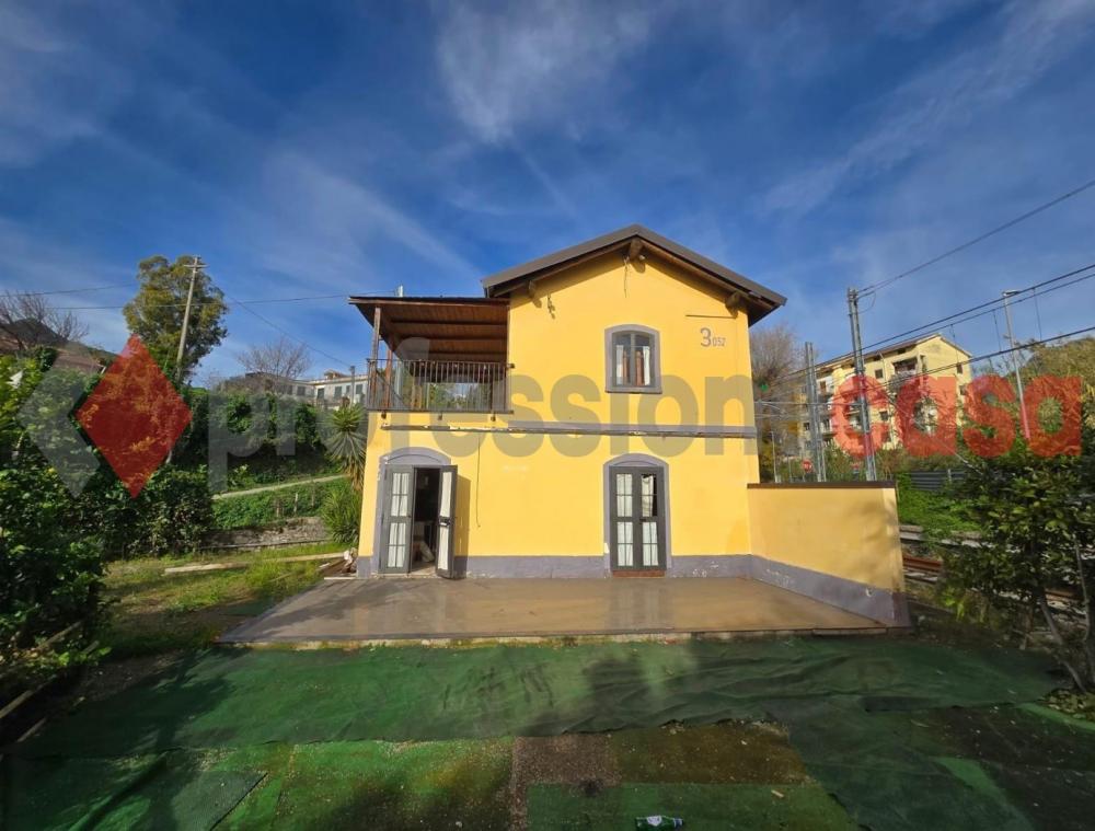casa indipendente in vendita a Salerno in zona Centro Città