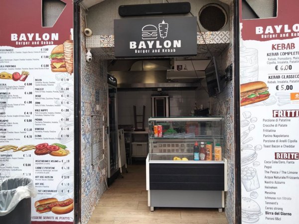 locale commerciale in vendita a Salerno in zona Centro Città