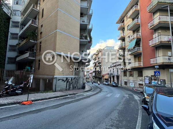 negozio in vendita a Salerno in zona Centro Città