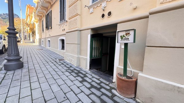 negozio in vendita a Salerno in zona Porto
