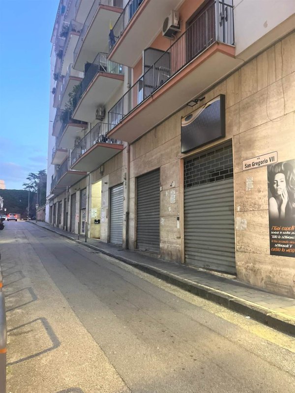 locale commerciale in vendita a Salerno in zona Arce-Vernieri