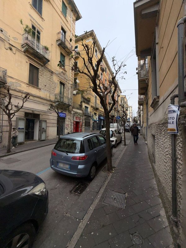 locale commerciale in vendita a Salerno