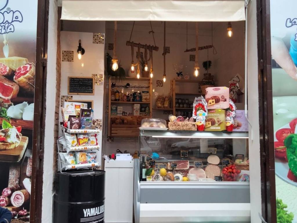 negozio in vendita a Salerno in zona Centro Città