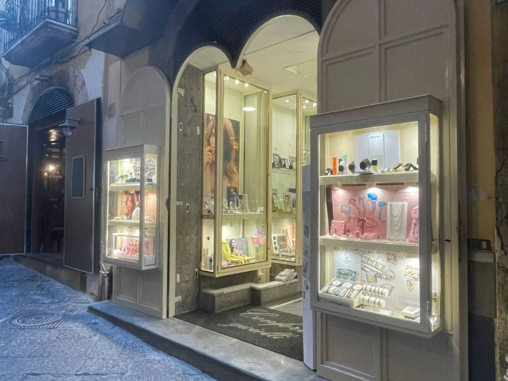 negozio in vendita a Salerno in zona Centro Città