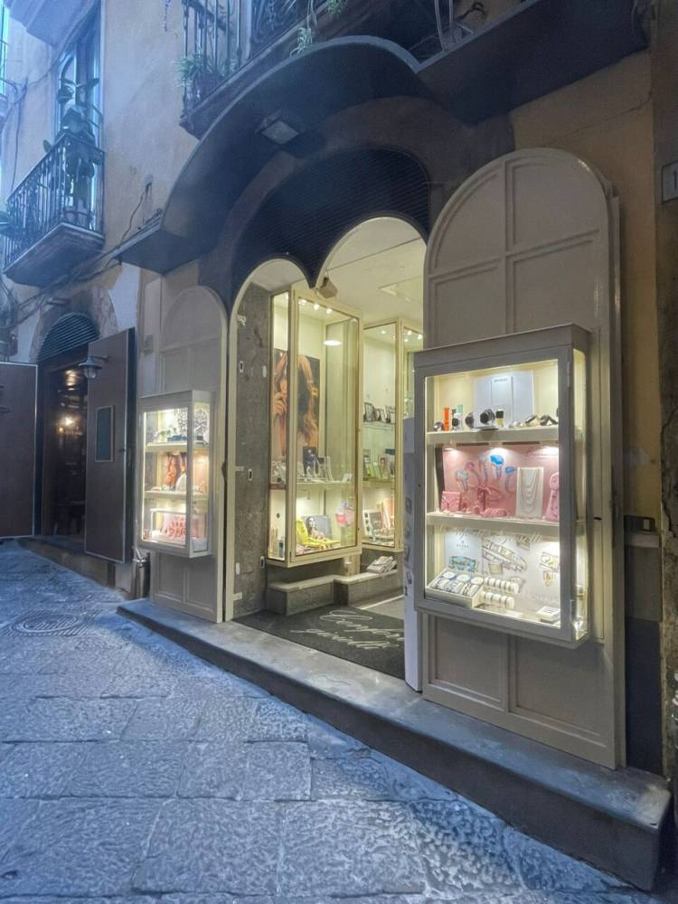 negozio in vendita a Salerno in zona Centro Città