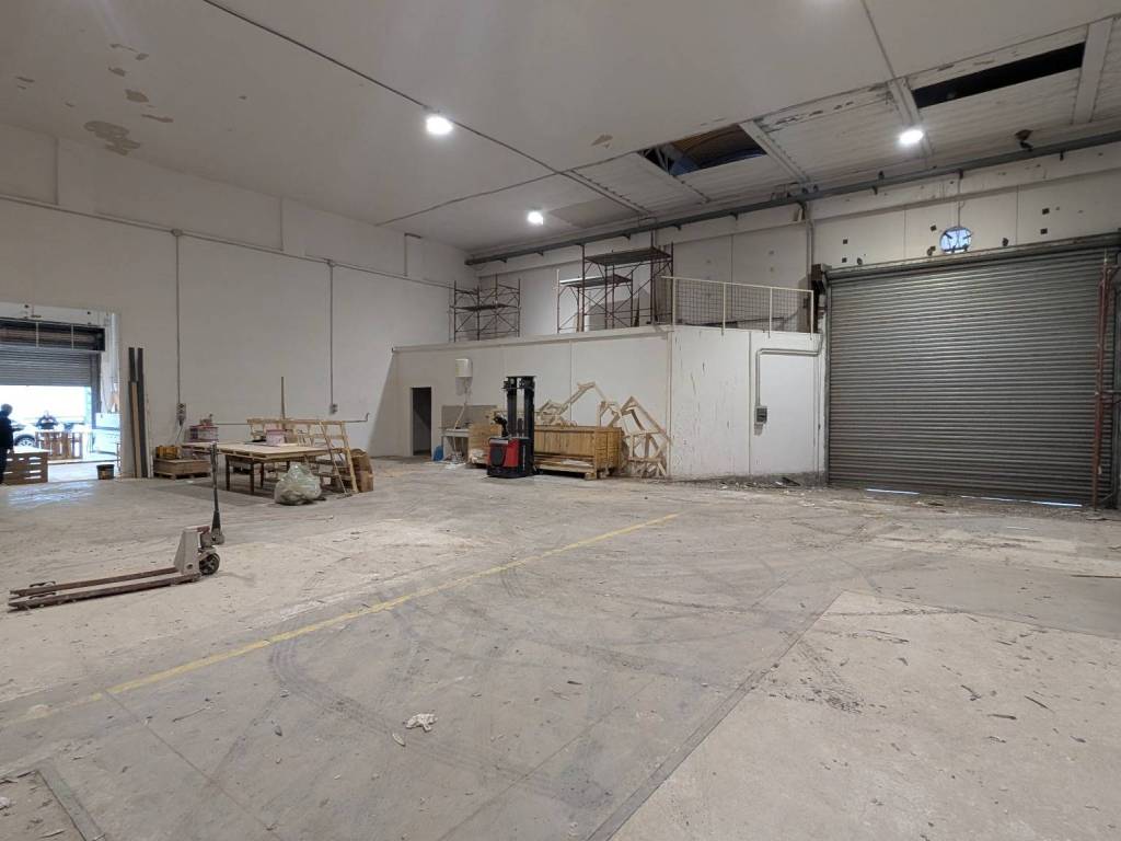 locale commerciale in vendita a Salerno in zona San Leonardo