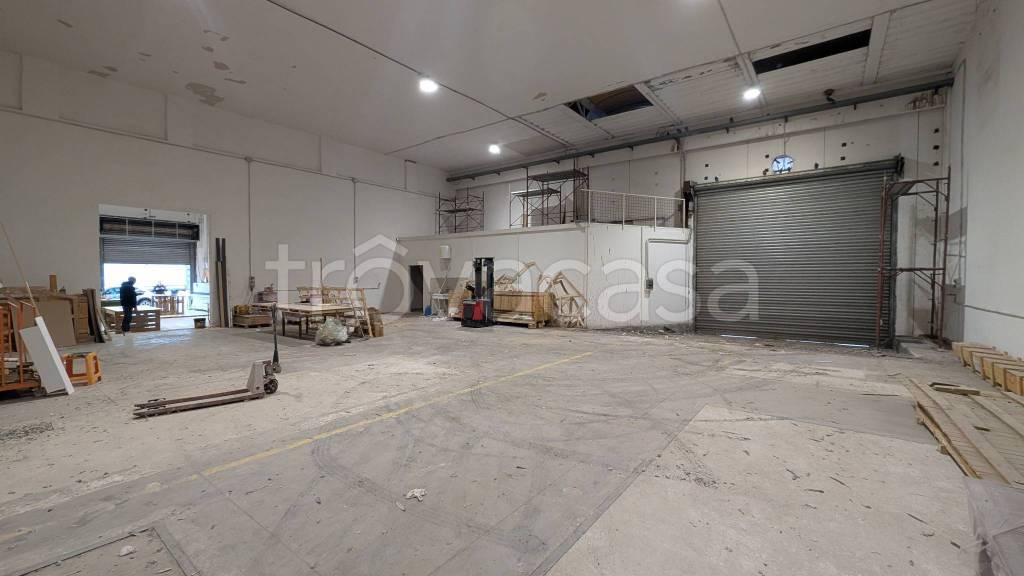 locale commerciale in vendita a Salerno in zona Zona Industriale