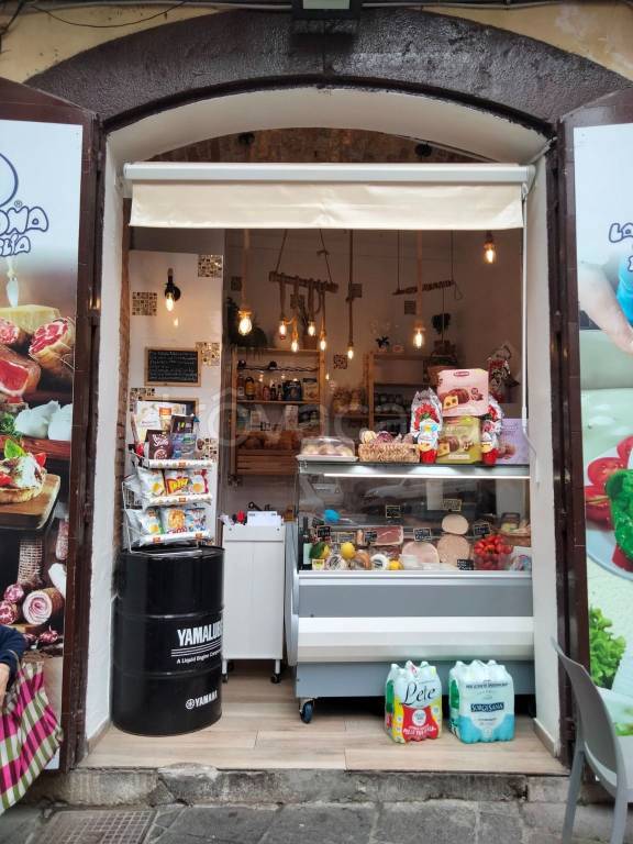 negozio in vendita a Salerno in zona Centro Città