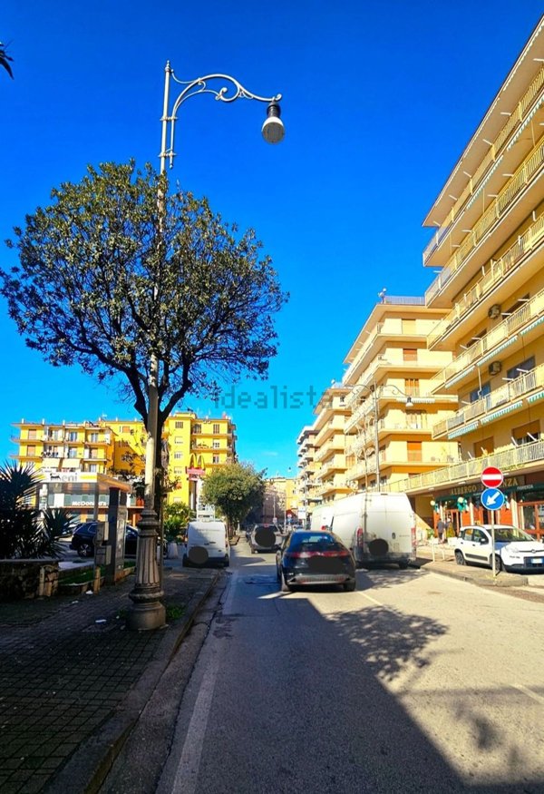 negozio in vendita a Salerno in zona Mercatello