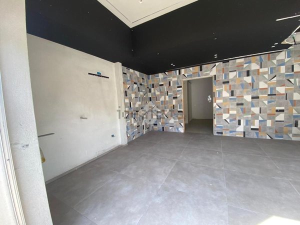 locale commerciale in vendita a Salerno in zona Pastena