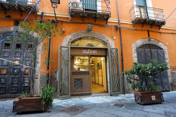 locale commerciale in vendita a Salerno in zona Centro Città