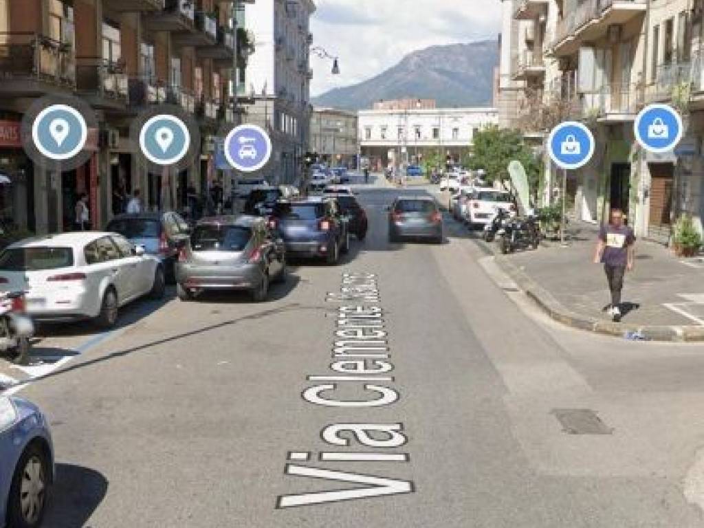 negozio in vendita a Salerno in zona Centro Città