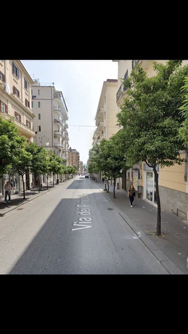 locale commerciale in vendita a Salerno in zona Centro Città