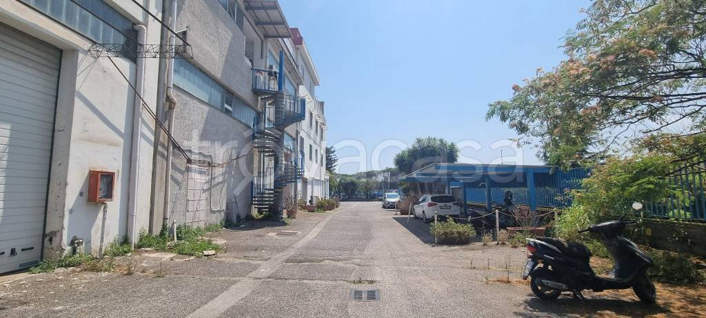 locale commerciale in vendita a Salerno in zona Zona Industriale