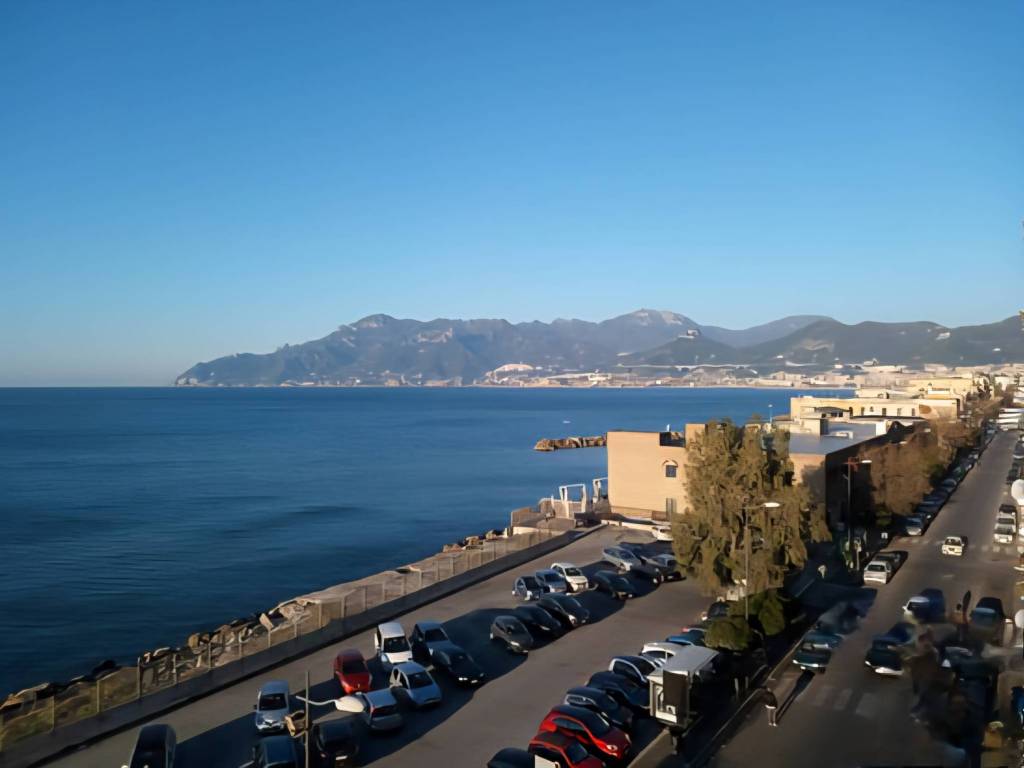 negozio in vendita a Salerno in zona Mercatello