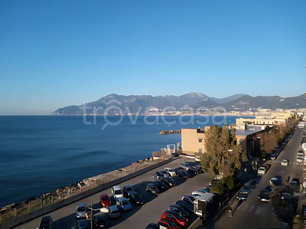 negozio in vendita a Salerno in zona Mercatello