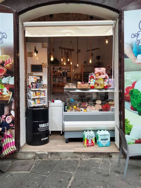 locale commerciale in vendita a Salerno in zona Centro Città