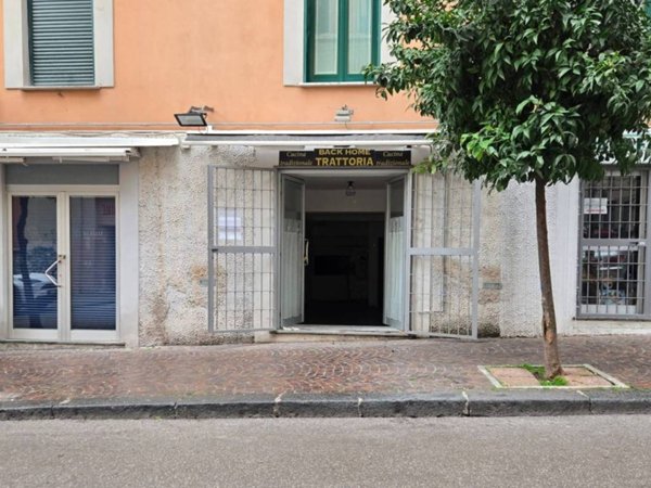 negozio in vendita a Salerno in zona Centro Città
