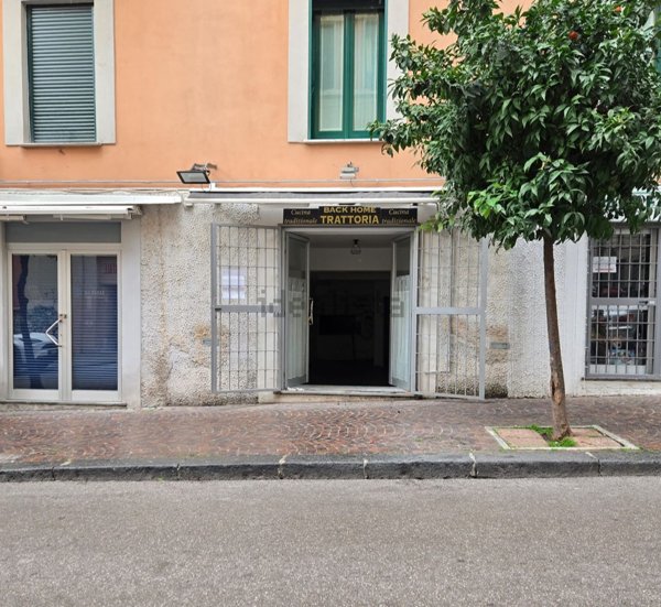 locale commerciale in vendita a Salerno in zona Centro Città