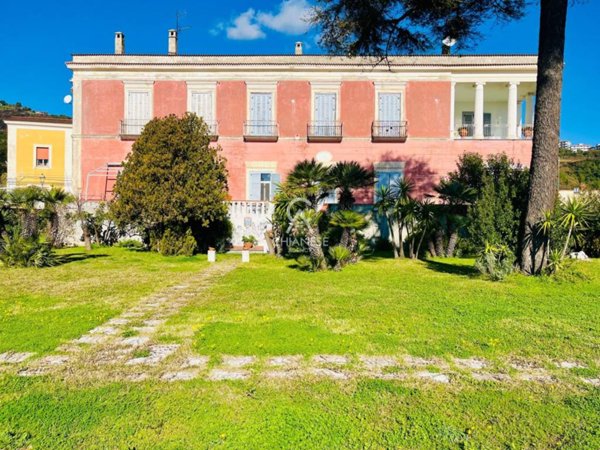 casa indipendente in vendita a Salerno in zona Centro Città