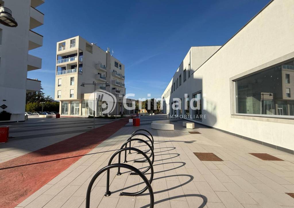 negozio in vendita a Salerno in zona Zona Industriale