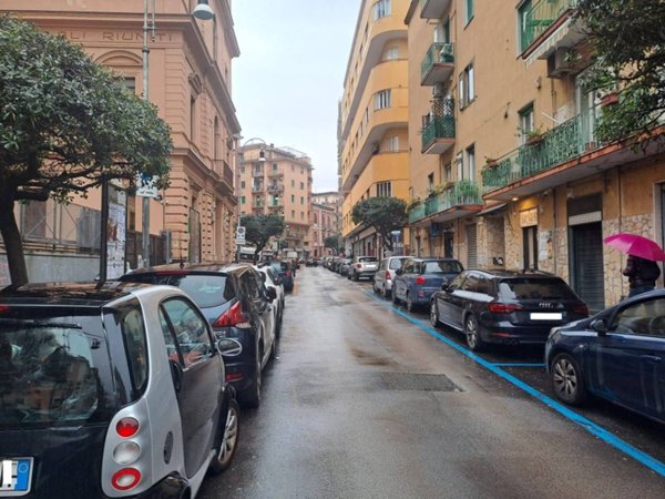 negozio in vendita a Salerno in zona Centro Città
