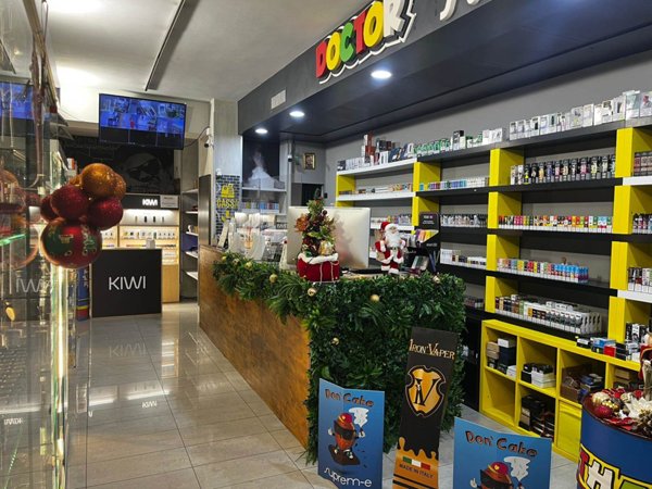 negozio in vendita a Salerno in zona Centro Città