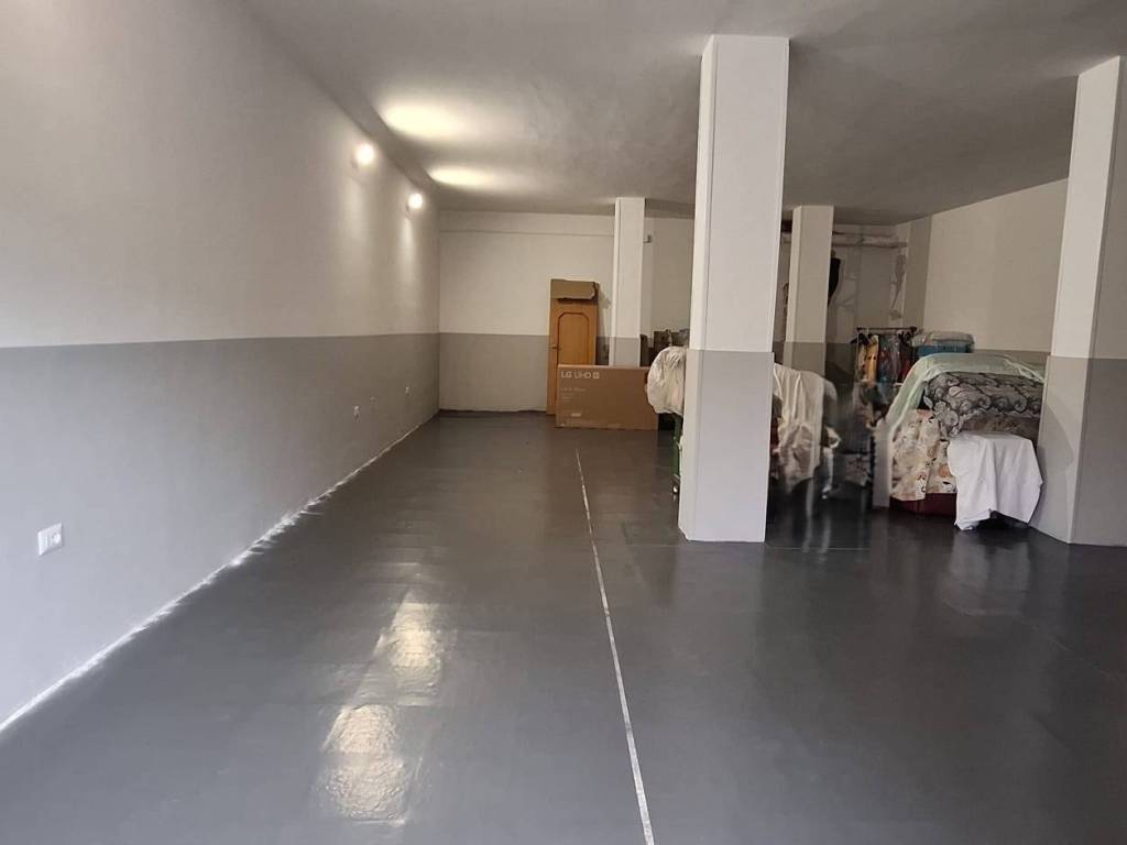 locale commerciale in vendita a Salerno in zona Pastena