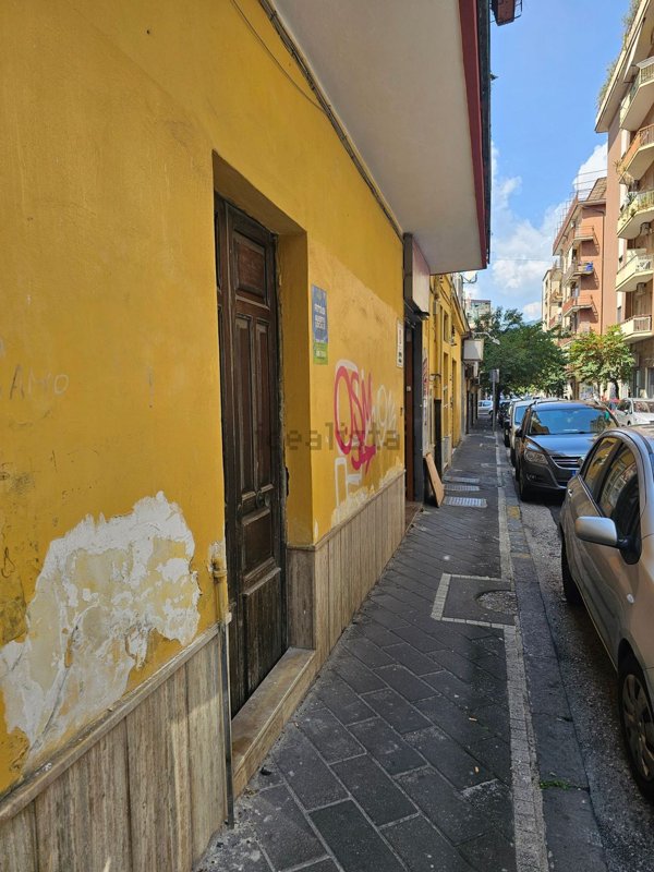 locale commerciale in vendita a Salerno in zona Torrione