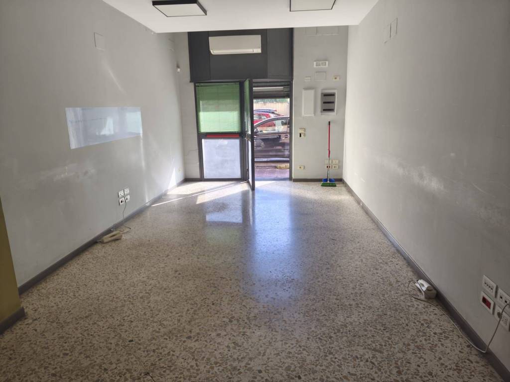negozio in vendita a Salerno in zona Irno